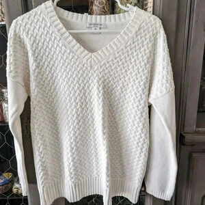 Liz Claiborne Knitted White V-Neck Sweater Size Medium Petite